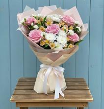 Букет цветов из:  Гвоздики, Орхидеи и Розы в Красном Октябре Ставропольского края