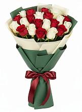 Букет Микс из красных и белых роз в Красном Октябре Ставропольского края