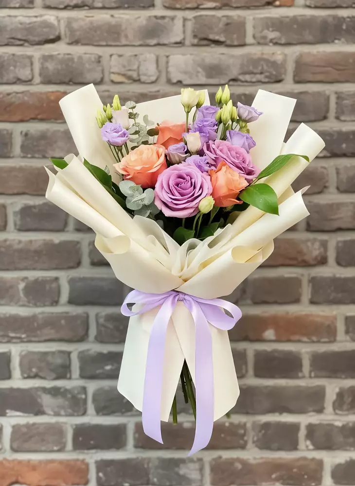 Букет цветов из: Лизиантусы и Розы в Красном Октябре Ставропольского края