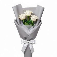 Букет 3 белые розы в Красном Октябре Ставропольского края