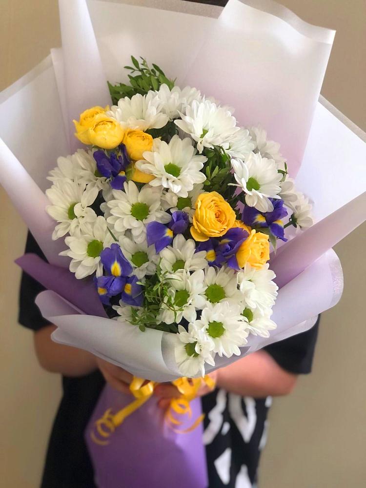 Букет цветов из: Ирисы, Хризантемы и Розы в Красном Октябре Ставропольского края