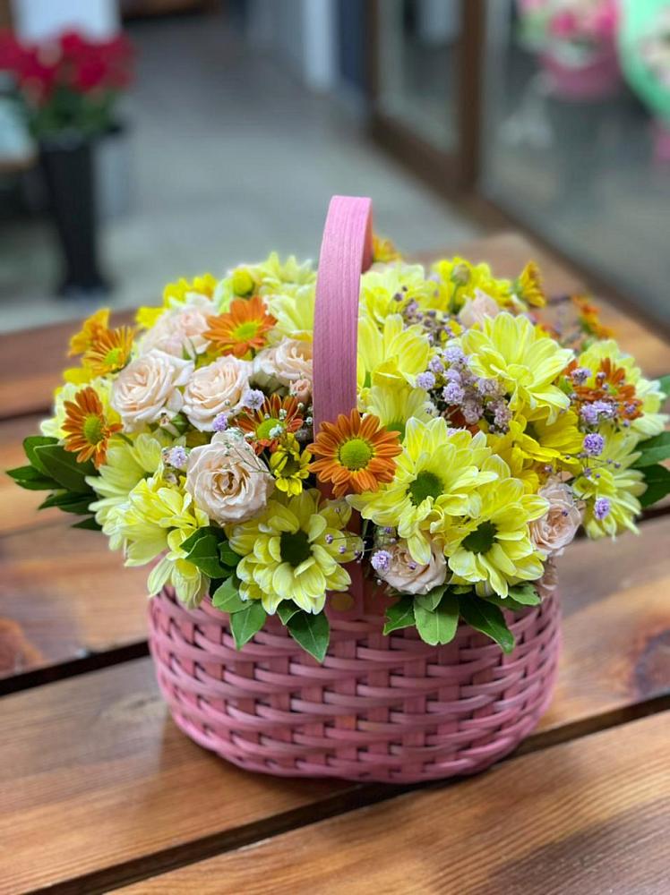 Цветочная композиция из Хризантемы и Розы в корзине в Красном Октябре Ставропольского края