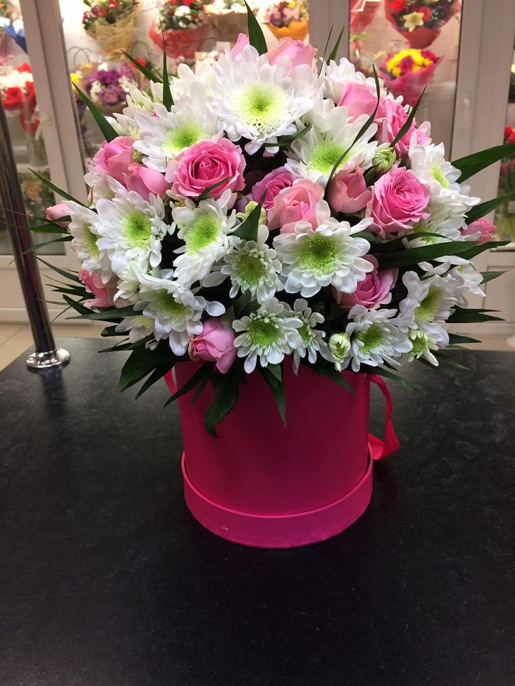 Цветочная композиция из Розы и Хризантемы в шляпной коробке в Красном Октябре Ставропольского края