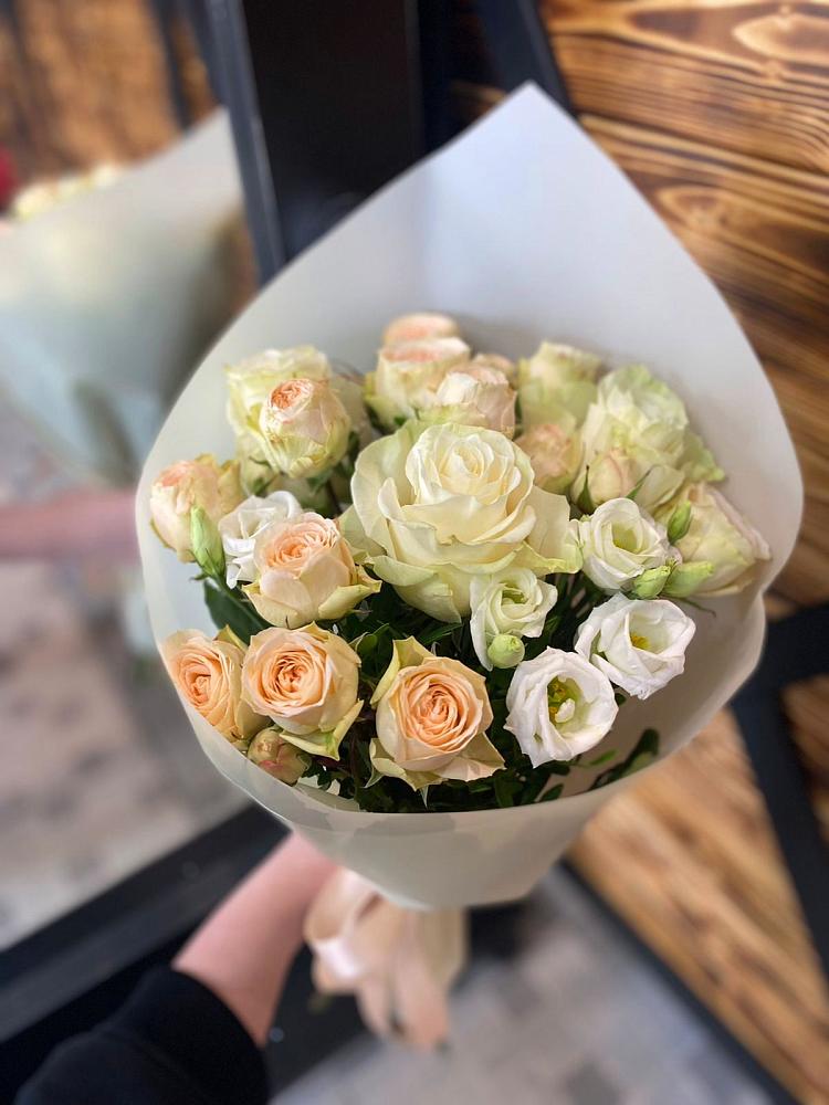 Букет цветов из: Розы и Лизиантусы в Красном Октябре Ставропольского края